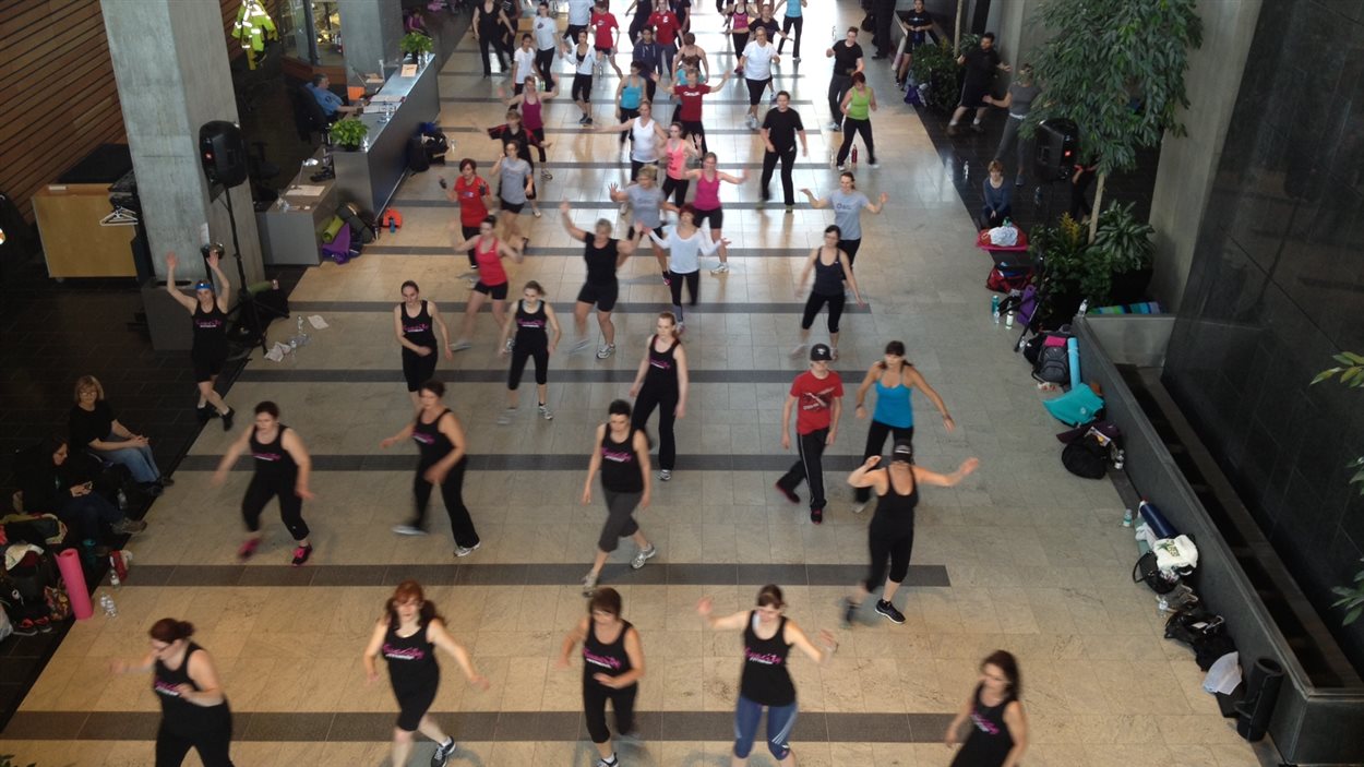 Des participants font de l'aérobie au rez-de-chaussée de l'édifice d'Hydro Manitoba, à Winnipeg, le 13 avril 2013.