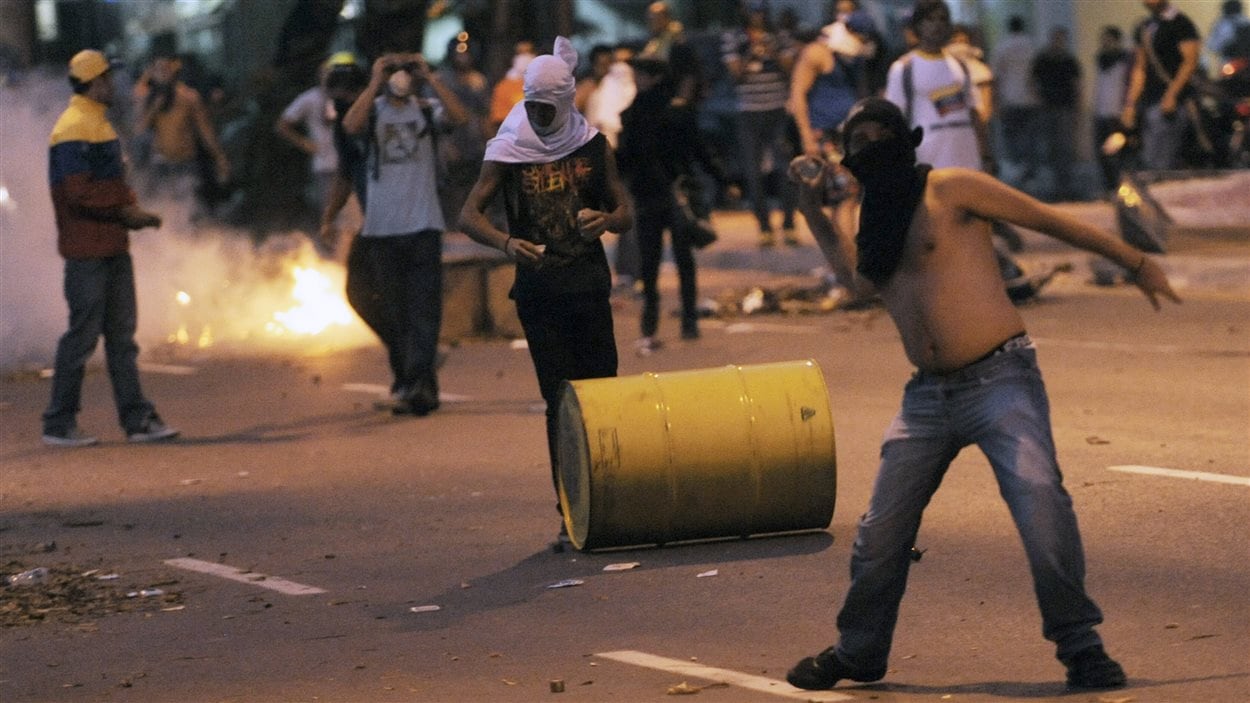 Des opposants au nouveau président Nicolas Maduro affrontent la police dans les rues de Caracas.