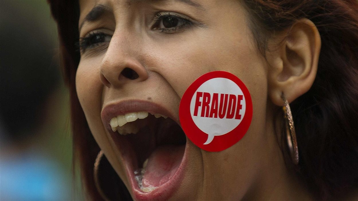 Une femme supportant le candidat de l'opposition Henrique Capriles dénonce une fraude dans le comptage des votes de l'élection présidentielle, dimanche 14 avril.