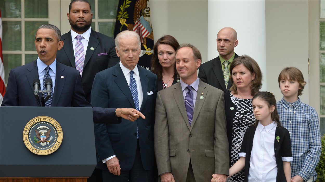 Le président Obama était notamment entouré du vice-président Joe Biden et de parents de victimes de la tuerie de l'école Sandy Hook à Newtown au Connecticut.