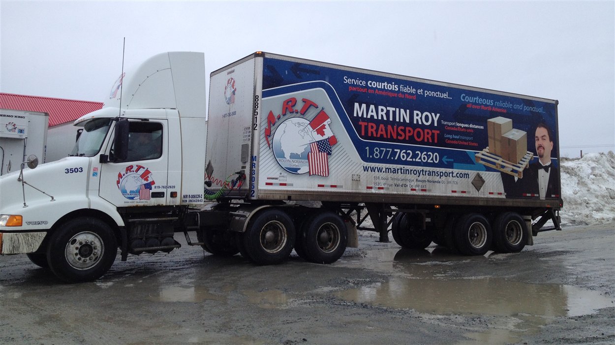 Un camion de l'entreprise Martin Roy Transport