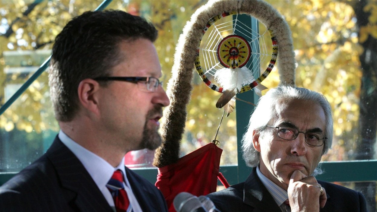 Phil Fontaine, chef national de l’Assemblée des Premières Nations, et Chuck Strahl, ministre des Affaires indiennes et du Nord canadien, annonçaient le 19 septembre 2007, l'entrée en vigueur de la Convention de règlement relative aux pensionnats indiens, à Winnipeg.