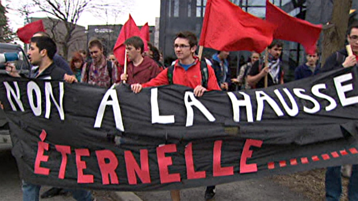 Des manifestants, dans le secteur de Hull, ont dénoncé la hausse des frais de scolarité, un an après le printemps érable.