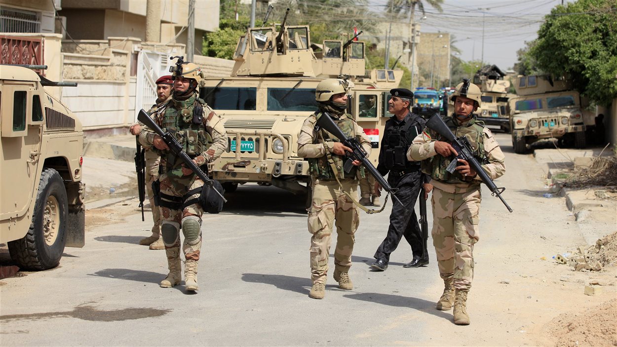 Des soldats irakiens patrouillent le quartier d'Adhamiya, à Bagdad, le 18 avril 2013.