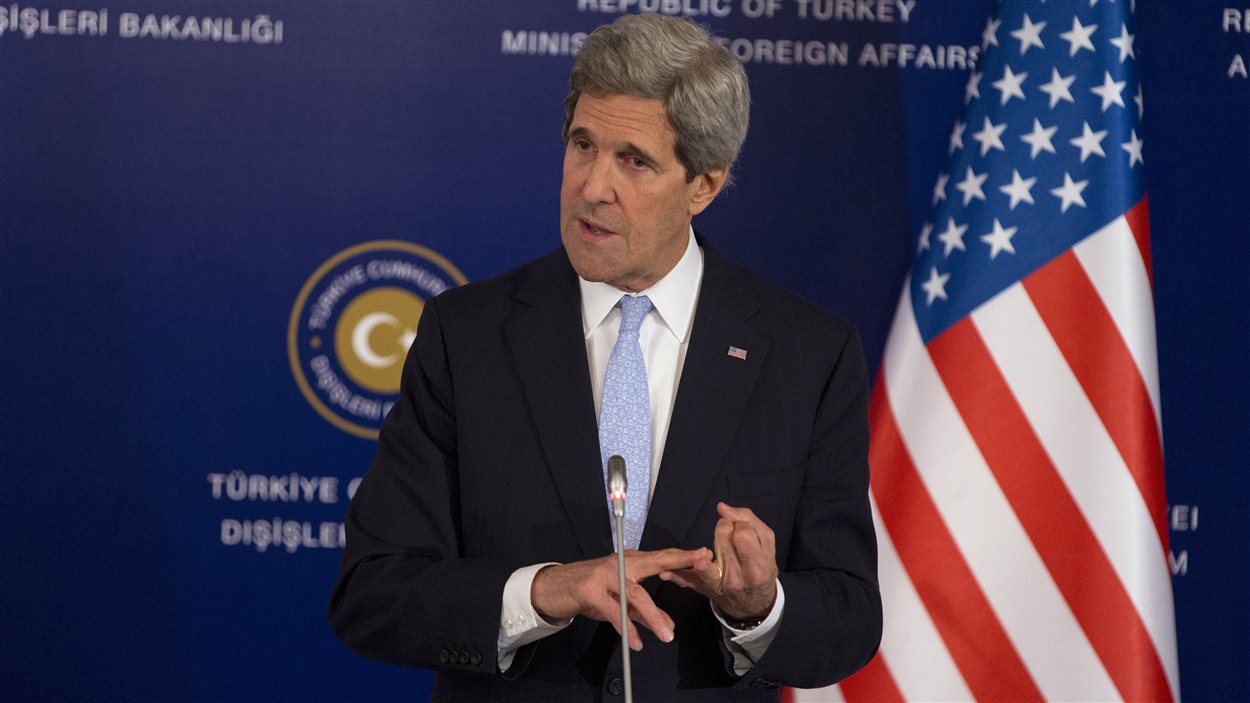 Le secrétaire d'État américain John Kerry s'entretient avec la presse au terme d'une réunion avec les Amis de la Syrie.