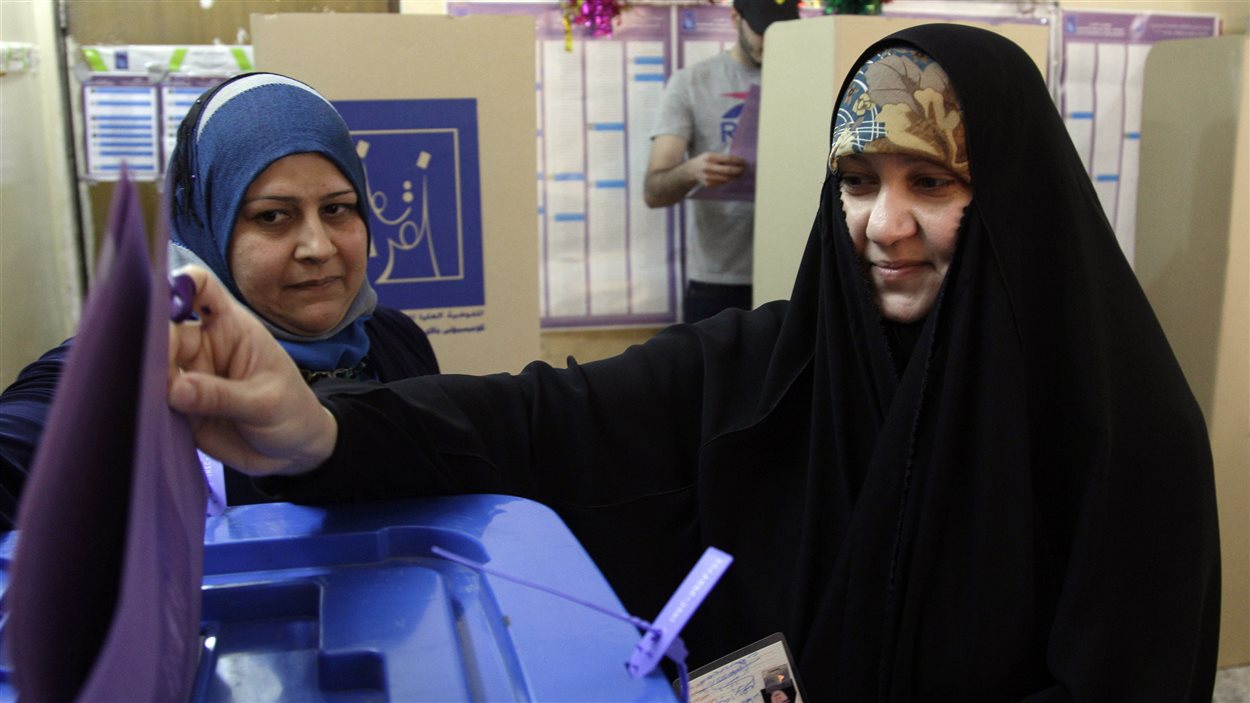 Une Irakienne vote à Bagdad