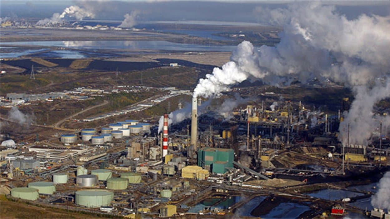 Une usine dans les sables bitumineux