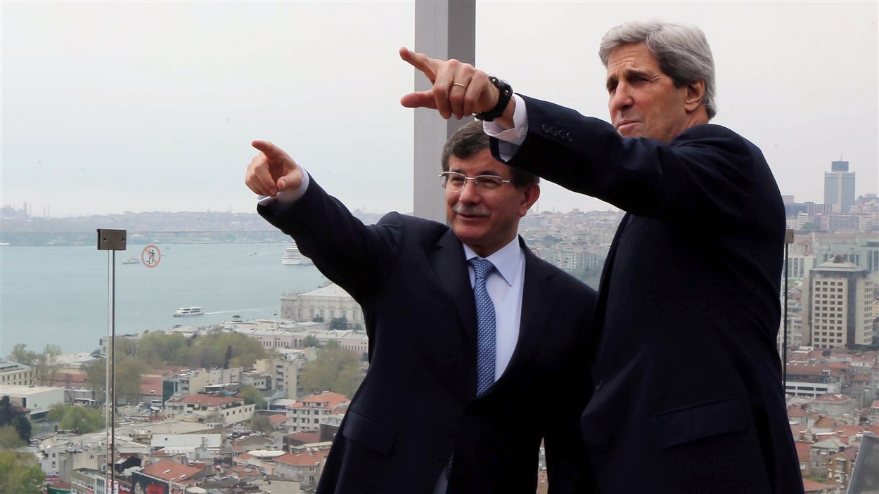 Le ministre turc des Affaires étrangères, Ahmet Davutoglu, et le secrétaire d'État américain, John Kerry.