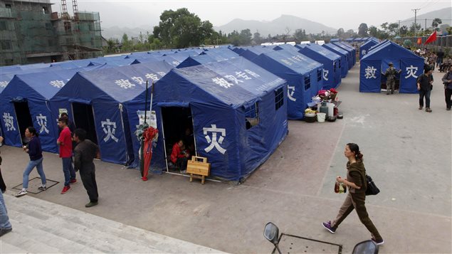 Dans la province de Sichuan en Chine, les secours médicaux s'organisent sous les tentes après le séisme de samedi