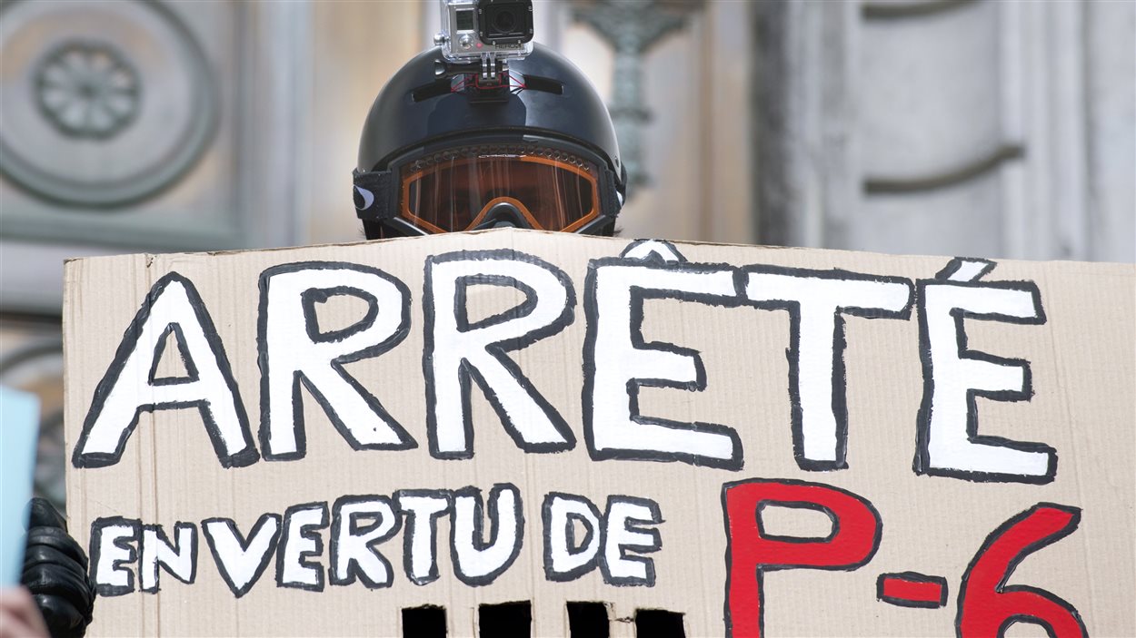 Plusieurs personnes manifestent contre P-6 devant l'hôtel de ville de Montréal.