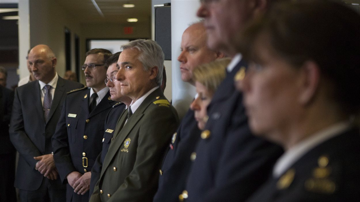 Des agents de la GRC et de la Sûreté du Québec notamment en conférence de presse à Toronto  