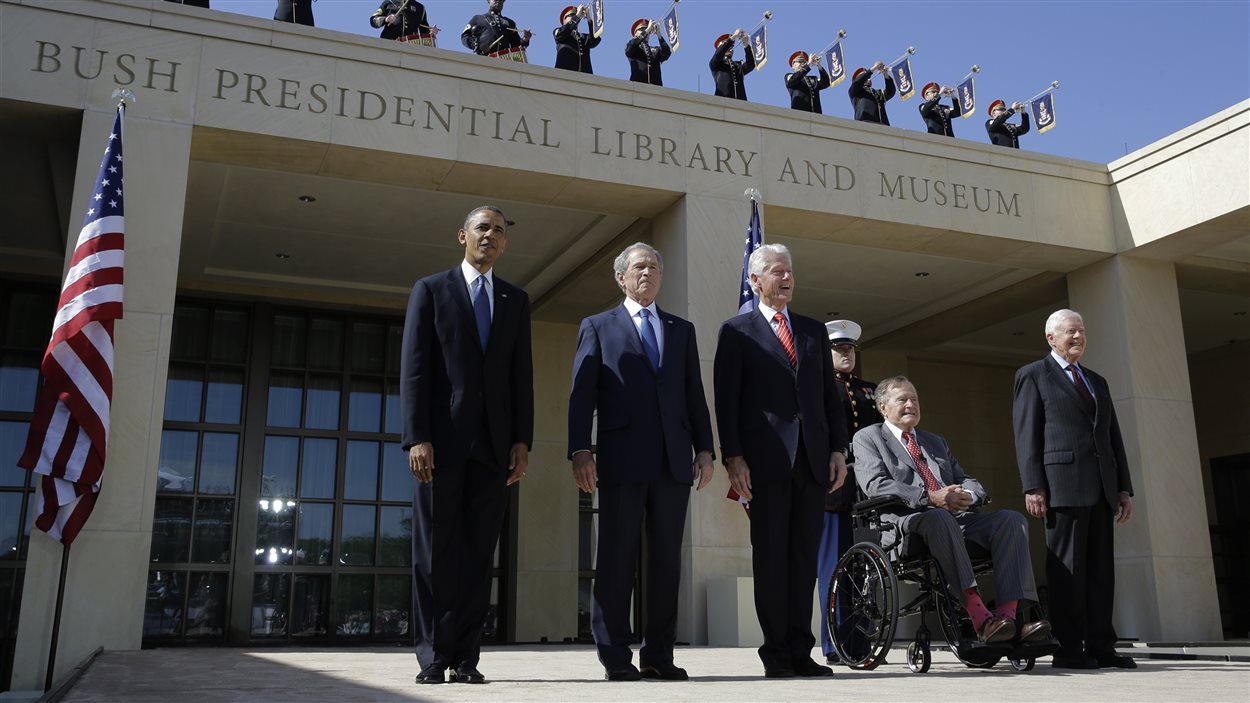 Le président Barack Obama flanqué de George W. Bush, Bill Clinton, George Bush père et Jimmy Carter.