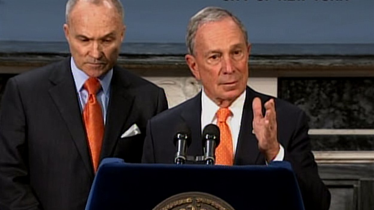 Le maire de New York, Michael Bloomberg, et le commissaire responsable de la police new-yorkaise, Raymond Kelly, en conférence de presse