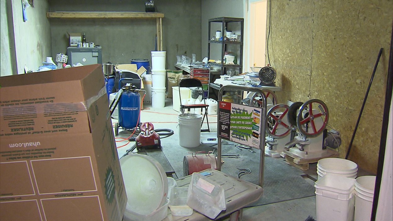 Un local perquisitionné par la police de Montréal, qui contient de l'équipement qui permet de mouler les comprimés