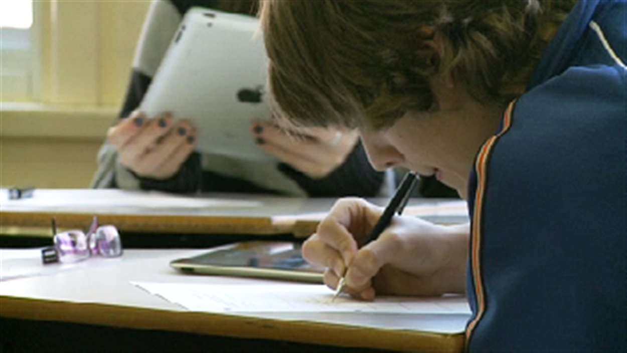 Des élèves utilisant des tablettes numériques