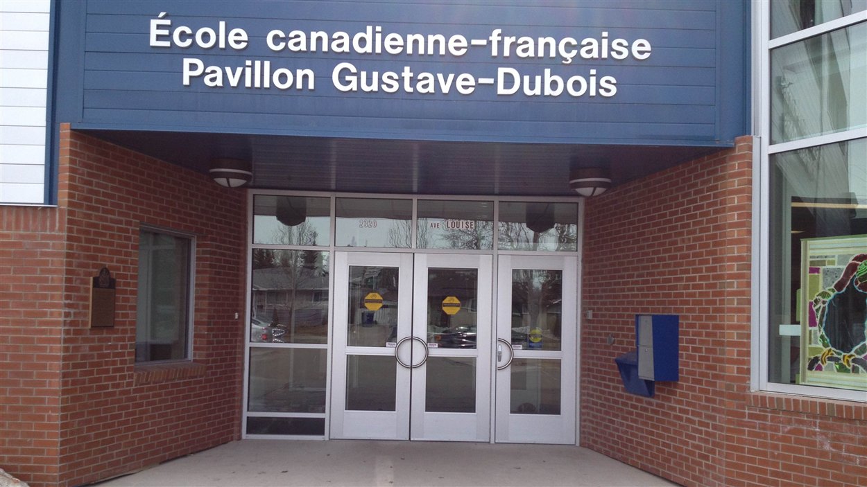 Les élèves du primaire de l'École canadienne-française sont transférés au Pavillon secondaire Gustave-Dubois en raison d'un bris d'aqueduc.