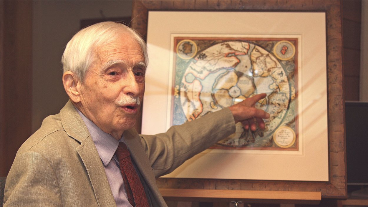 Louis-Edmond Hamelin montre la carte de Mercator © Radio-Canada / Laurent Boursier