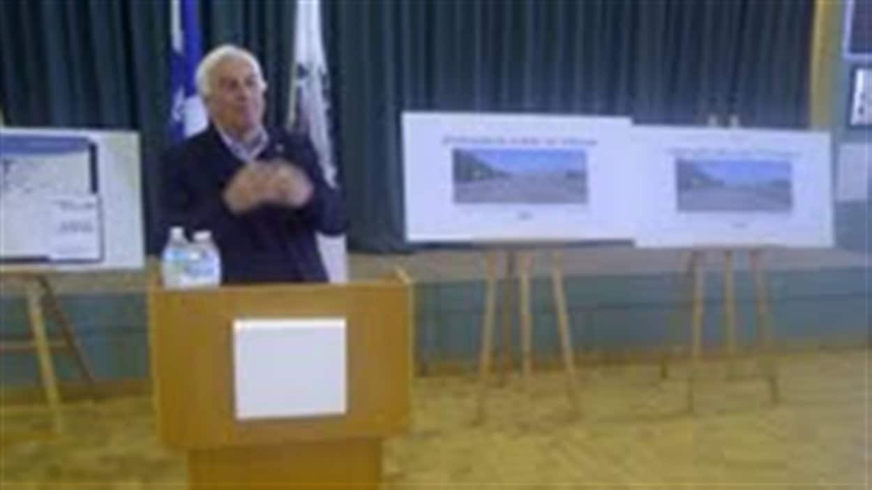 Le maire de Matane lors de l'annonce d'une aide de 733 740 $ pour le remplacement des conduites d'eau sur l'avenue Saint-Jérôme.
