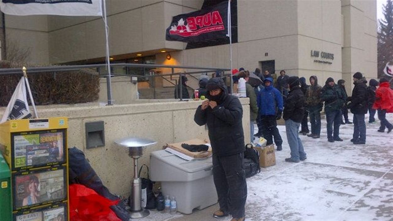 Des shérifs de l'Alberta établissent leur piquet de grève le matin du 30 avril 2013, devant le palais de justice où un juge a déclaré leur syndicat coupable d'outrage au tribunal, tard la veille.