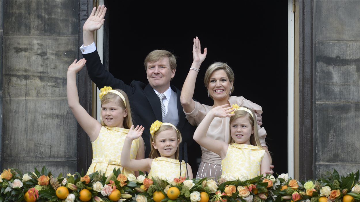 Le nouveau roi des Pays-Bas Willem-Alexander en compagnie de son épouse Maxima et de leurs trois filles saluent la foule du balcon du palais royal. 