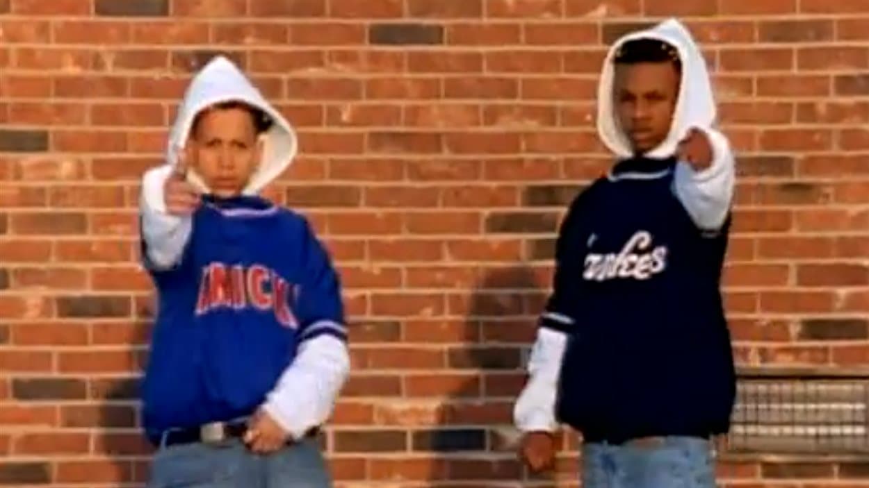 Chris Kelly (à droite) dans le vidéoclip Jump de Kris Kross, en 1992