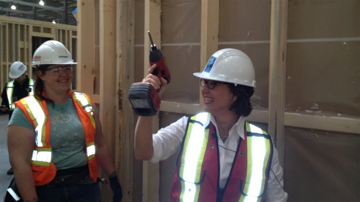 En campagne électorale, la chef libérale et première ministre sortante Christy Clark s'exerce avec une perceuse dans une usine de l'entreprise de construction de maisons modulaires Britco, le 1er mai 2013, à Penticton.