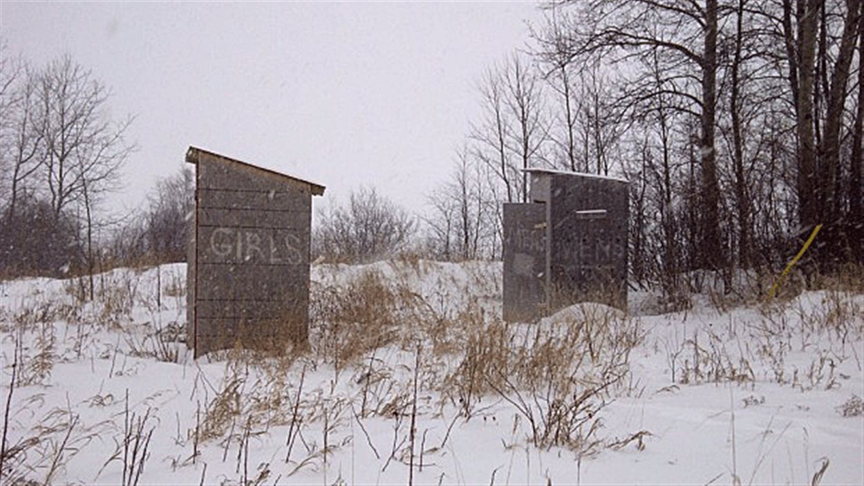 Des toilettes extérieures dans la Première Nation Wasagamack, au Manitoba, en novembre 2011. La réserve se trouve à 600 kilomètres au nord-est de Winnipeg.