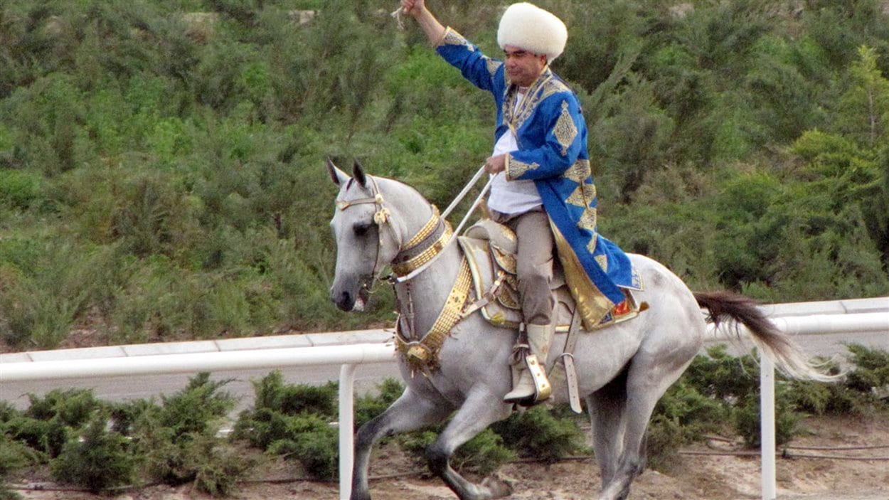 Le président Gurbanguly Berdymukhamedov est tombé de son cheval lors d'une course de chevaux en périphérie de la capitale, Ashgabat.