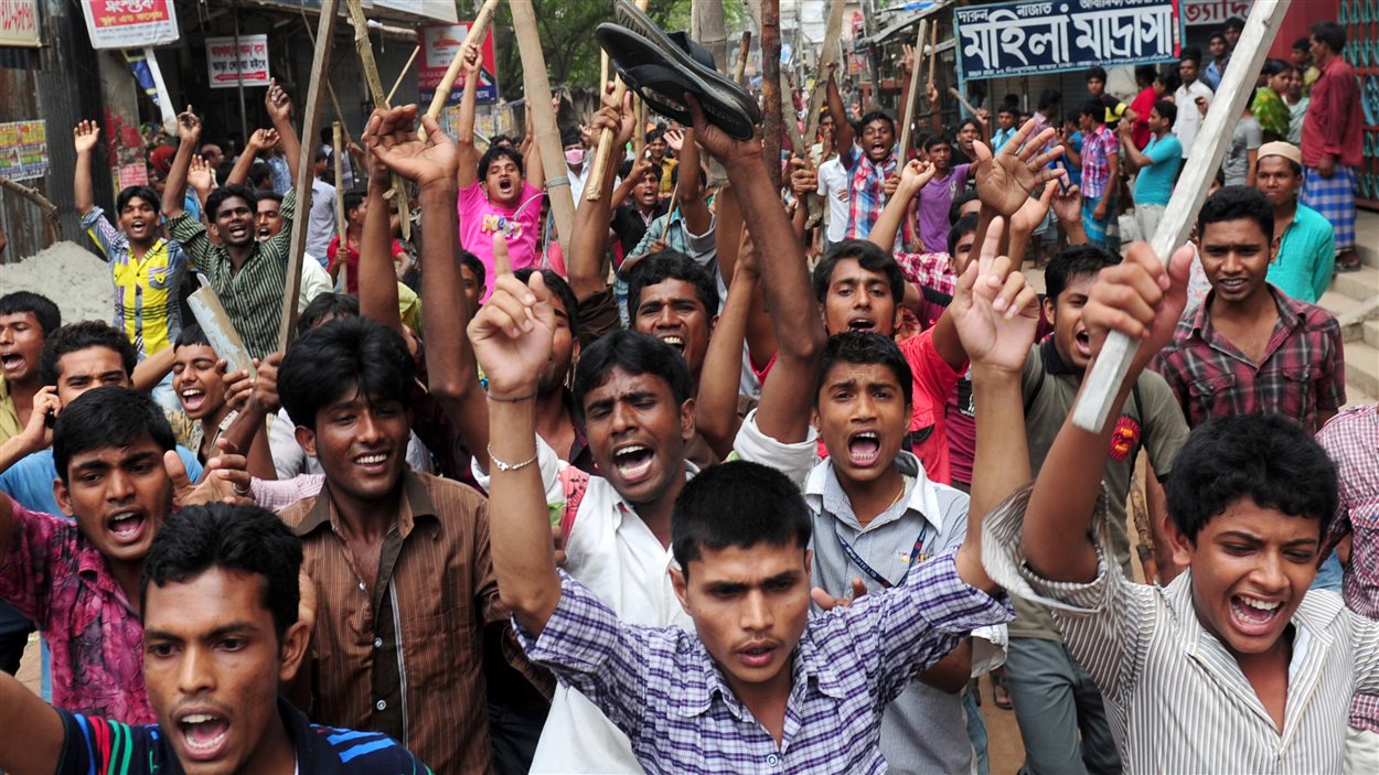 Des travailleurs en colère manifestent dans les rues de Savar.