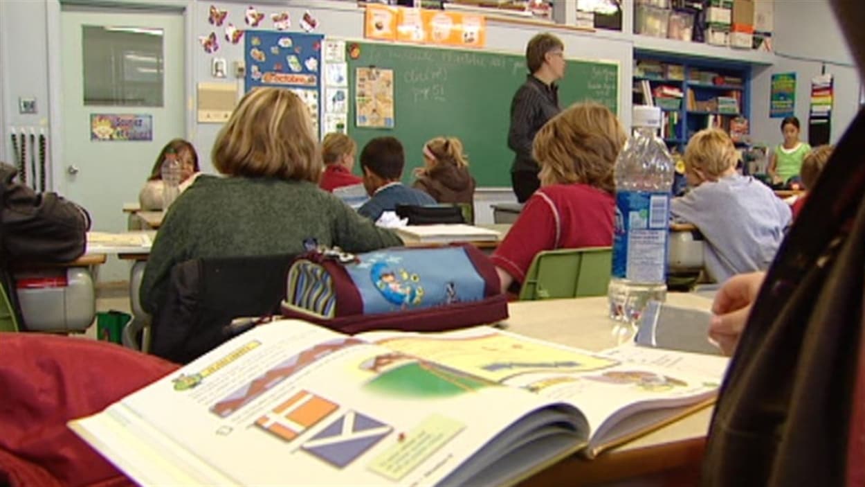 Des enfants dans une classe de niveau élémentaire