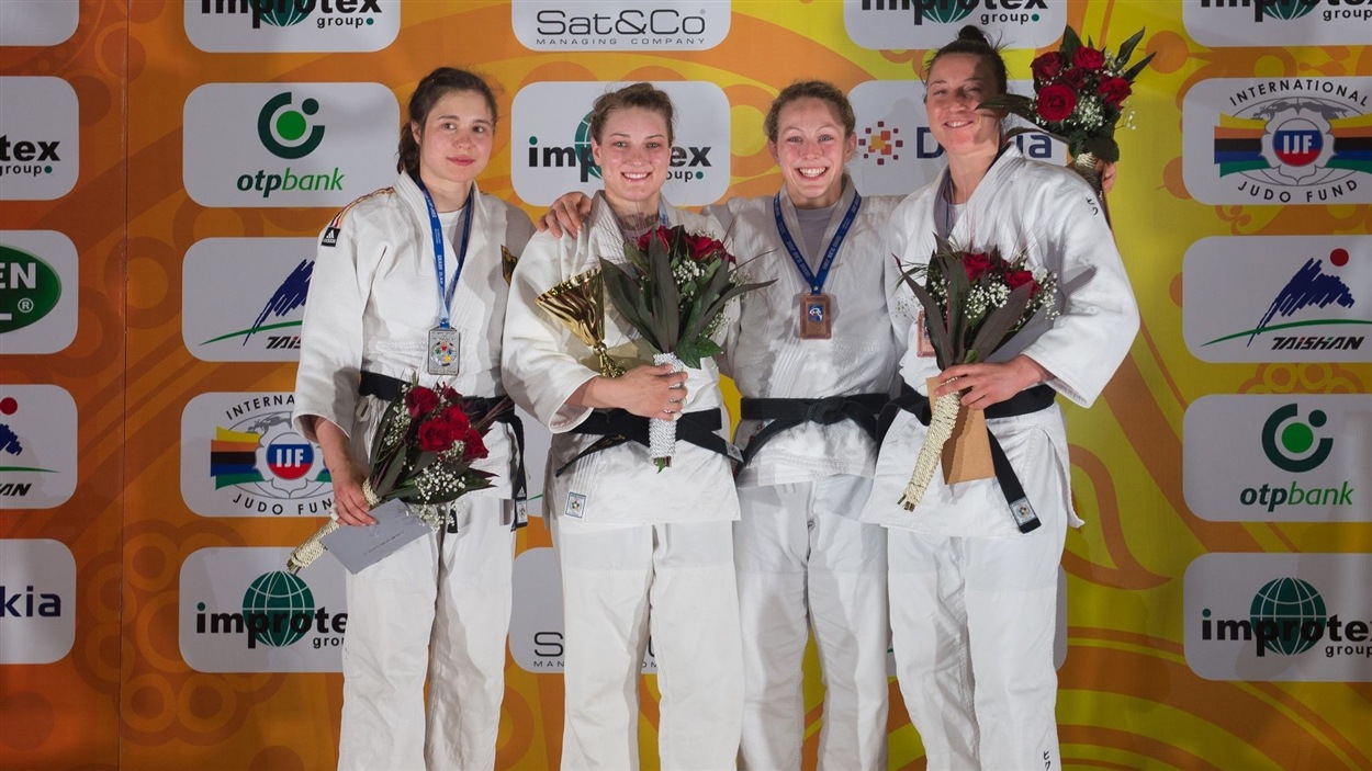 La judoka Kelita Zupancic (deuxième à partir de la gauche)