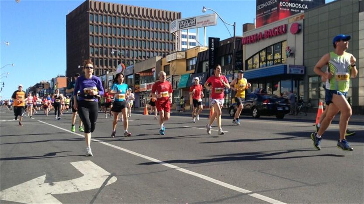 Deux Québécois gagnent le marathon de Toronto RadioCanada