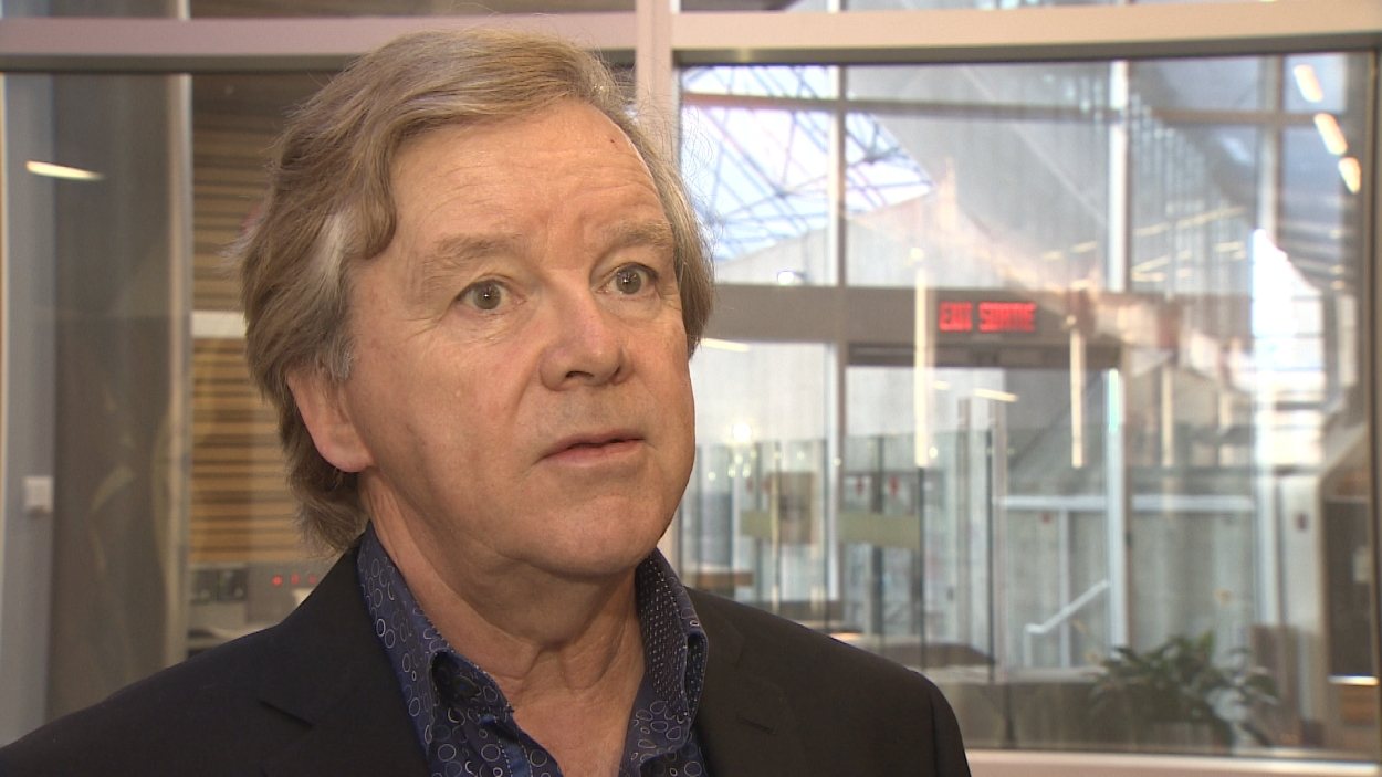 L'ancien chef du Parti libéral, Gordon Wilson, a annoncé son retour au sein du parti qu'il a quitté en 1993.