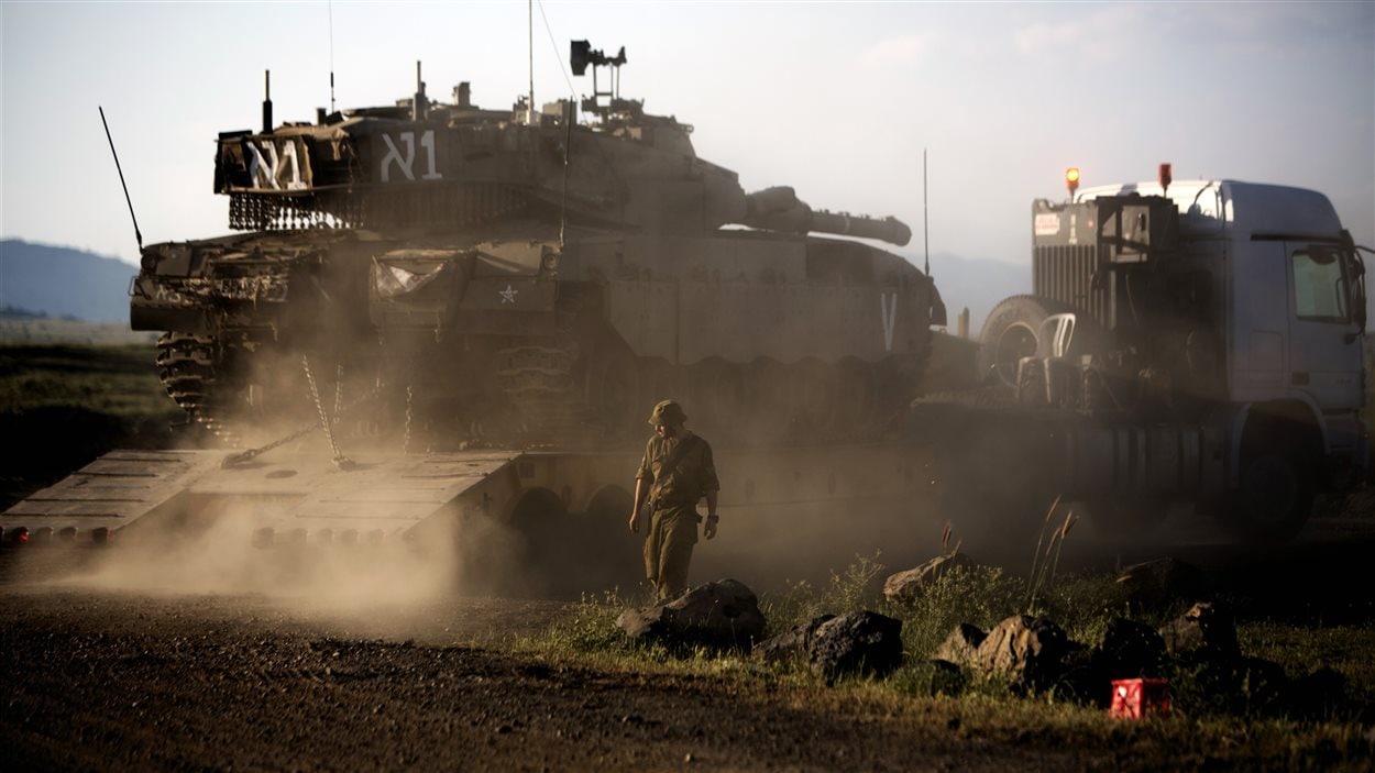 Un char israélien est déployé en renfort sur les hauteurs du Golan, qui séparent Israël de la Syrie.