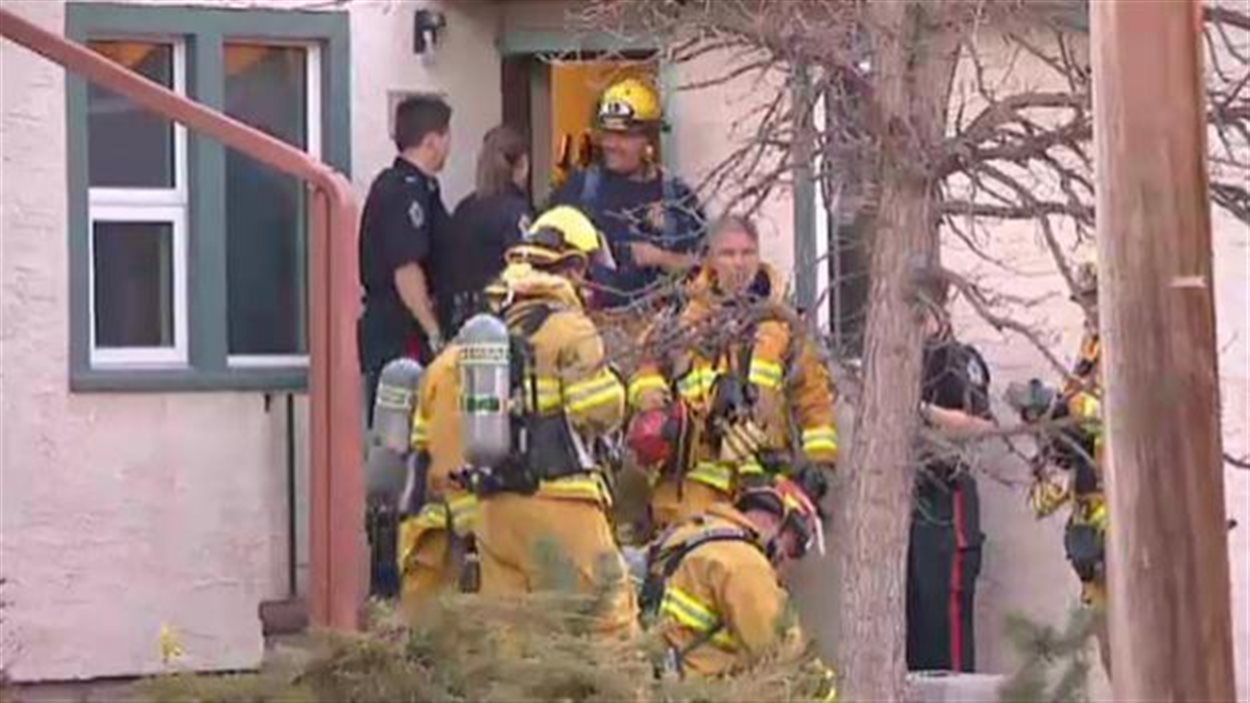 Les pompiers et les policiers interviennent sur les lieux d'une explosion dans une maison de la 13e Avenue, dans le quartier Cathedral de Regina, le 6 mai 2013.