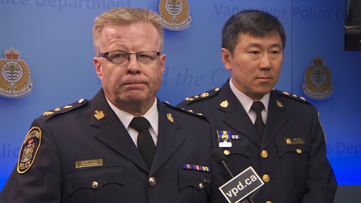 Le chef de police d'Abbotsford, Bob Rich et le chef de police de Vancouver Jim Chu.