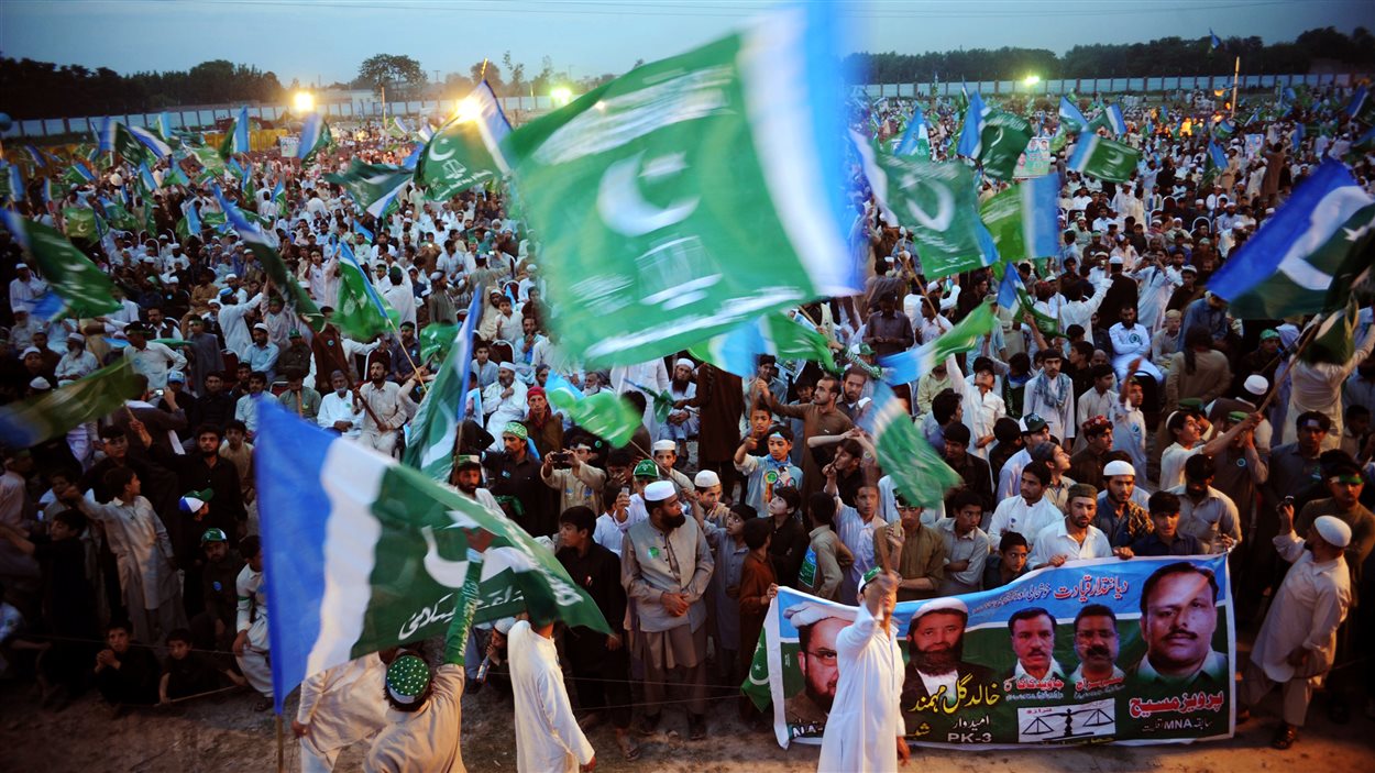 Des partisans du parti Jamaat-e-Islami manifestent à Peshawar le 7 mai 2013.