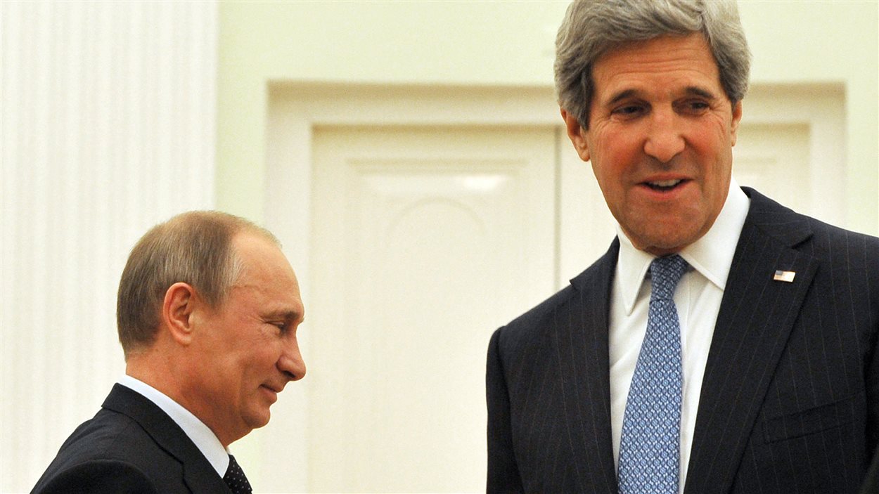 Le président russe, Vladimir Poutine, et le secrétaire d’État américain, John Kerry, prennent place avant leur rencontre au Kremlin, le 7 mai 2013.