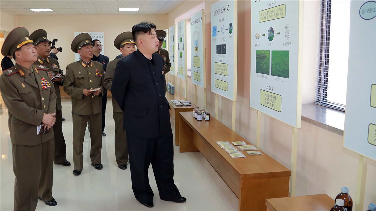 Le dirigeant nord-coréen Kim Jong-un examine un nouvel institut d'ingénierie à Pyongyang le 6 mai 2013. 