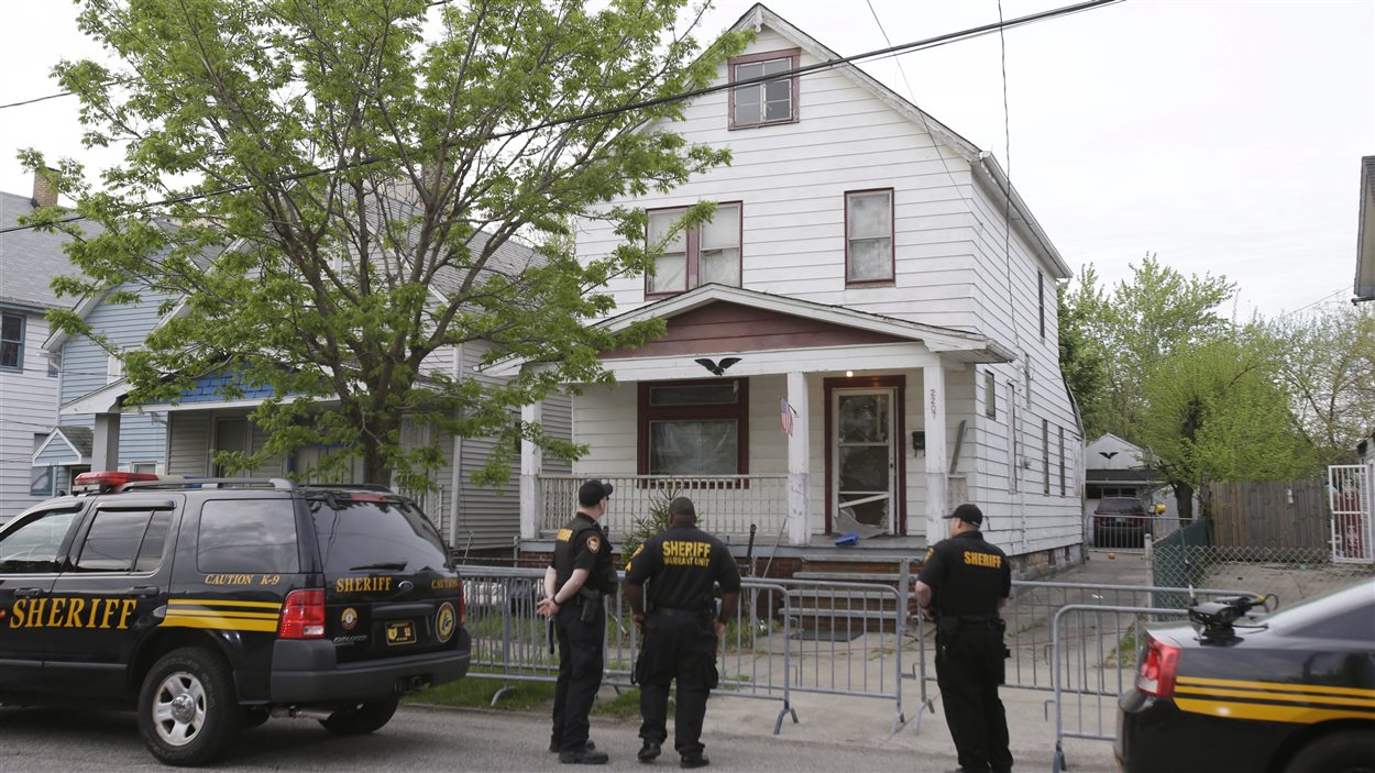 Les policiers devant la maison de Cleveland où trois femmes ont été kidnappé il y a 10 ans