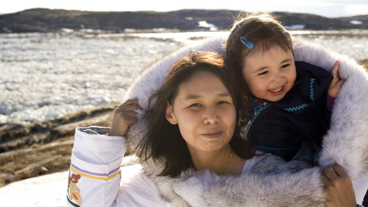 Une Inuit et sa fille