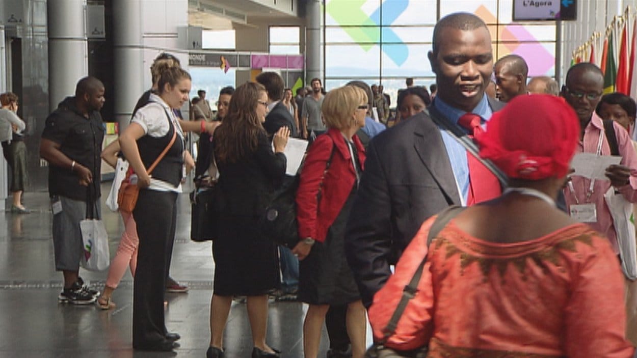Les Montréalais se sont habitués aux mauvaises nouvelles concernant le visage francophone de leur ville. Ces dernières années, le français a gagné un peu de terrain dans l'affichage commercial à Montréal, mais l'accueil des clients dans les commerces en français a connu un recul. Les commerçants du centre-ville de Montréal accueillaient en 2012 leurs clients en français dans une proportion de 74 % seulement. Cette proportion était de 89 % en 2010.