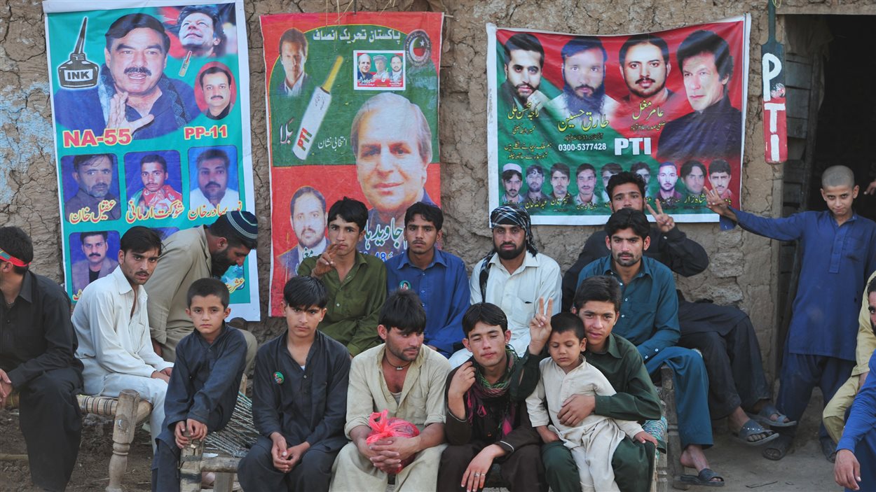 Des partisans du chef du Mouvement pour la justice et ex-vedette de cricket, Imran Khan, se sont rassemblés à Islamabad pour supporter le leader.