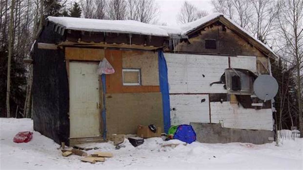 Une maison délabrée dans la Première Nation Wasagamack, dans le Nord manitobain.