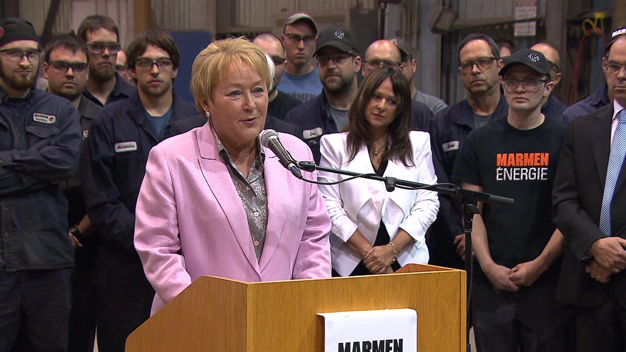La première ministre Pauline Marois, de passage dans l'usine de Marmen, à Matane