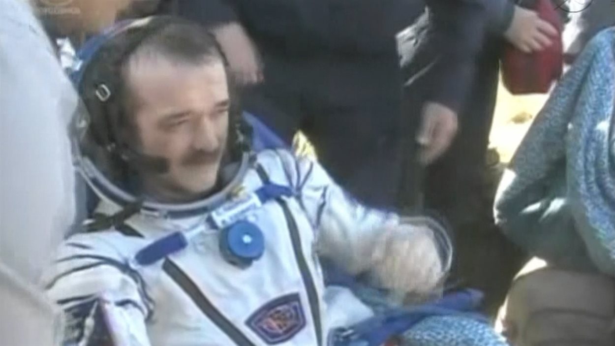 Chris Hadfield vient d’être extrait de la capsule.
