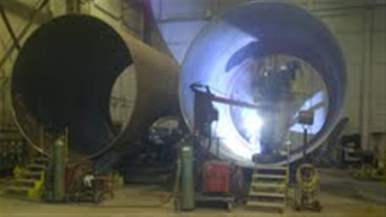 Tours d'éoliennes fabriquées à l'usine Marmen de Matane