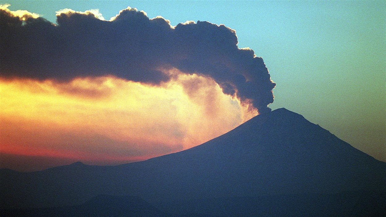 Le volcan Popocateptl près de Mexico le 23 janvier 2002 (archives)