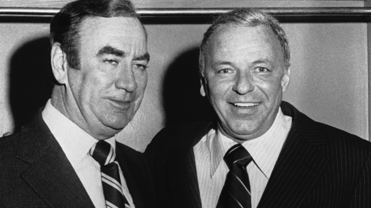 Frank Sinatra et le gouverneur Hugh Carey en 1975 à New York