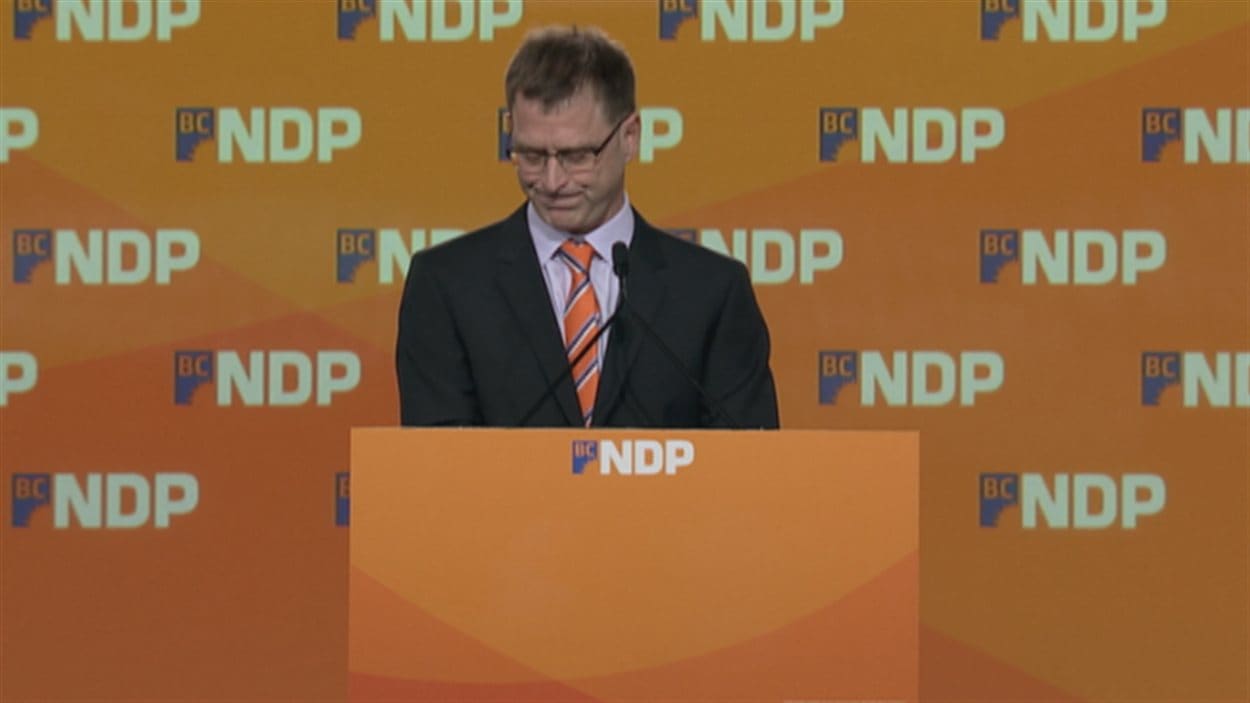 Adrian Dix lors de son discours concédant la victoire aux libéraux.
